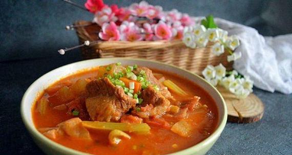 西红柿炖牛楠，领略家常美味（传统美食再现，营养丰富养生佳品）-第1张图片-美味行家