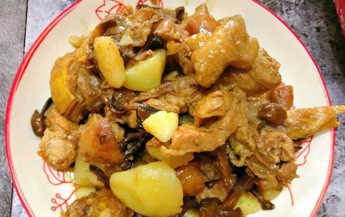 美味榛蘑清炖小笨鸡（清淡营养入口鲜香一道家常美食）-第1张图片-美味行家