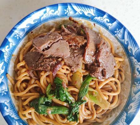 做一道美味可口的西红柿牛肉线面（口感鲜美、营养丰富的经典美食）-第1张图片-美味行家