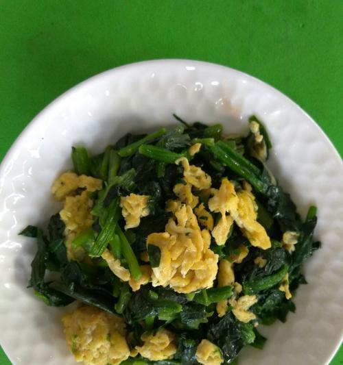 学会这道拿手菜，让你的家常餐变得更丰富（以西红柿波菜炒鸡蛋，简单易学）-第1张图片-美味行家