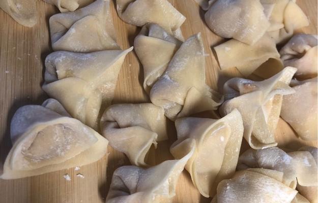 三色馄饨皮的制作方法（多彩美味，寓意吉祥）-第1张图片-美味行家