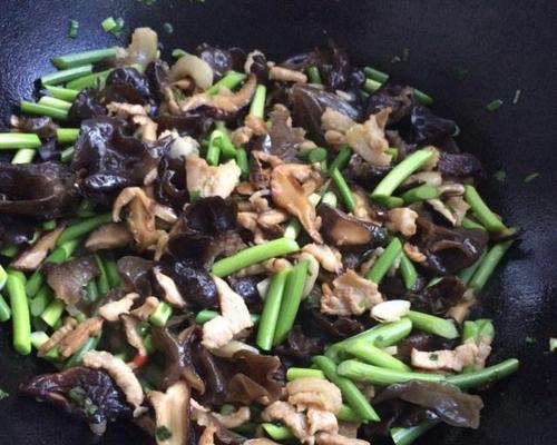 香菇炒木耳——美味健康的素菜佳肴（营养丰富，口感鲜美，）-第1张图片-美味行家
