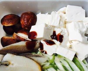 鳕鱼蒸豆腐，清香美味的健康料理（以海鲜和豆腐为主角，营养均衡的佳肴）-第2张图片-美味行家