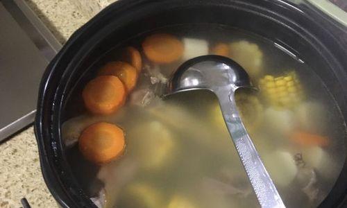 蟹肉玉米汤的做法（用新鲜材料，轻松做出美味蟹肉玉米汤）-第3张图片-美味行家