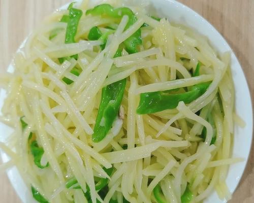 用土豆丝炒豆腐干，美味可口（鲜香可口的素食佳肴，口感丰富多样）-第3张图片-美味行家