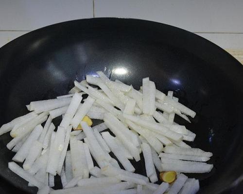 油呛白萝卜的美食之旅（家常菜做法大揭秘，让你的味蕾沸腾）-第3张图片-美味行家