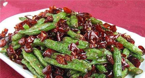 香菇芽菜煸芸豆的家常做法（健康美味的素食佳肴，让你爱上煸炒菜肴）-第3张图片-美味行家