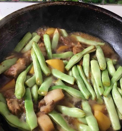 香菇芽菜煸芸豆的家常做法（健康美味的素食佳肴，让你爱上煸炒菜肴）-第2张图片-美味行家
