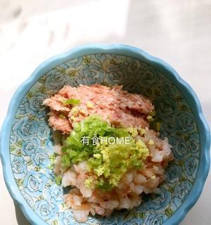 一口咬下，鲜虾汁四溢，口感丰盈的鲜肉虾仁馄饨（鲜虾和猪肉的完美搭配，让你爱上这道小吃）-第2张图片-美味行家