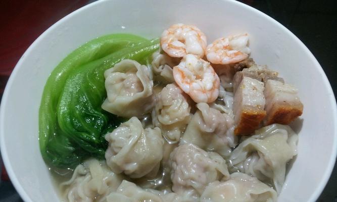 一口咬下，鲜虾汁四溢，口感丰盈的鲜肉虾仁馄饨（鲜虾和猪肉的完美搭配，让你爱上这道小吃）-第1张图片-美味行家