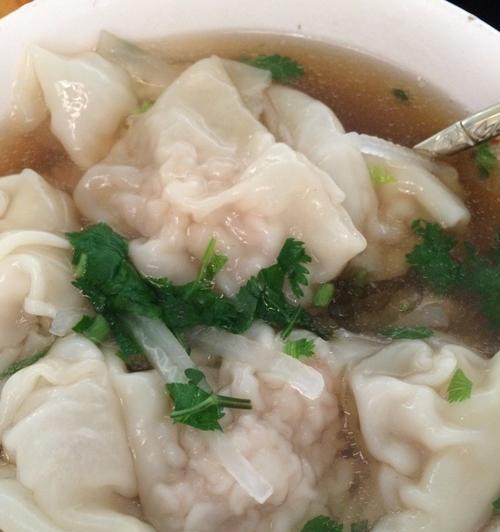 一口咬下，鲜虾汁四溢，口感丰盈的鲜肉虾仁馄饨（鲜虾和猪肉的完美搭配，让你爱上这道小吃）-第3张图片-美味行家