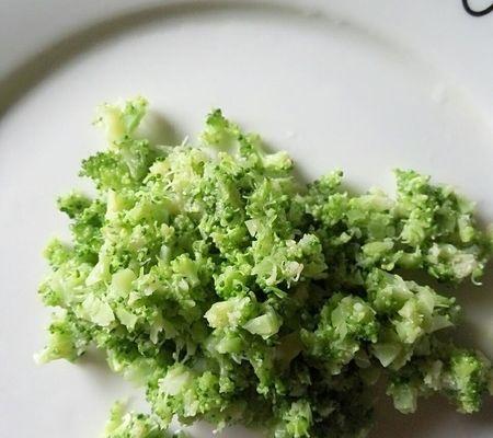 营养丰富的紫薯泥辅食制作方法（以西兰花为主食搭配紫薯泥，味道美味营养丰富）-第1张图片-美味行家