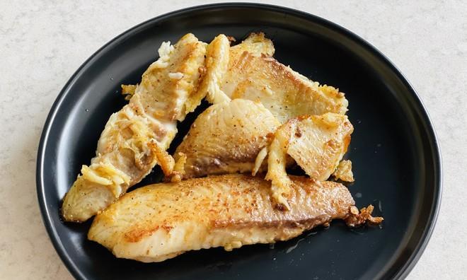 香煎咸海鱼的完美制作方法（超级简单易学，让你在家也能做出饕餮大餐！）-第2张图片-美味行家