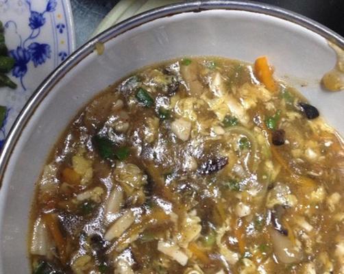 学会一道鲜美可口的鱿鱼酸辣汤（香醇入味、口感清爽，不容错过的餐桌美食）-第2张图片-美味行家