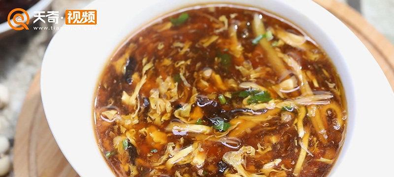学会一道鲜美可口的鱿鱼酸辣汤（香醇入味、口感清爽，不容错过的餐桌美食）-第3张图片-美味行家