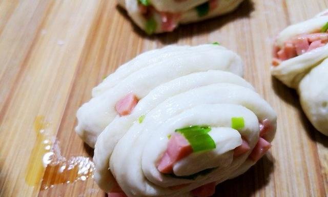 美食DIY——蒜蓉肠花卷的做法（在家也能品尝餐厅级口感，手把手教你制作）-第1张图片-美味行家