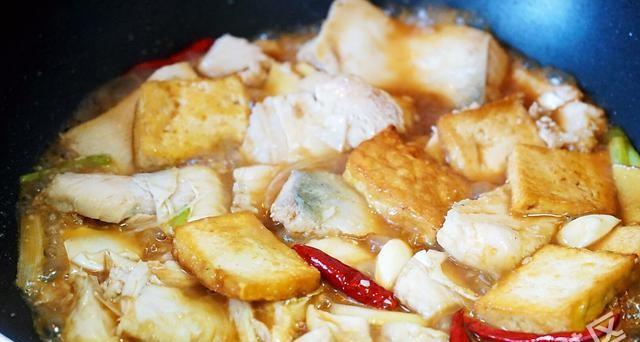 美味鱼腩烧豆腐（用鱼腩和豆腐制作的一道香甜美味佳肴）-第1张图片-美味行家
