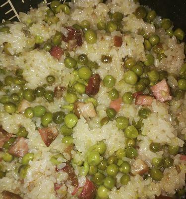 豌豆腊味糯米饭的制作方法（口感独特，营养丰富，传统美食的再创新）-第3张图片-美味行家