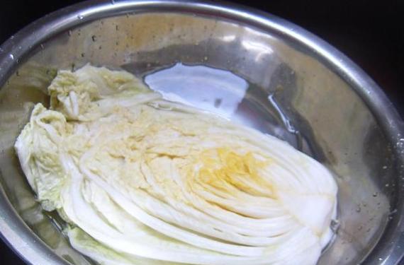压白菜，一种特别的腌制方法（让白菜更加鲜美营养的做法）-第3张图片-美味行家