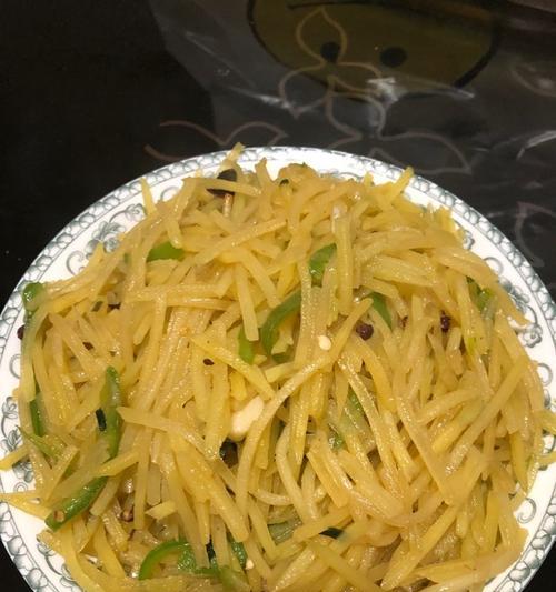 爆锅野山椒炒土豆丝（惊艳味蕾的辣爽组合）-第1张图片-美味行家