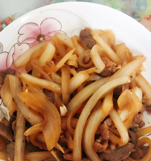 美味可口的洋葱肉片做法（慢慢炒出的香气，美味洋葱肉片）-第1张图片-美味行家