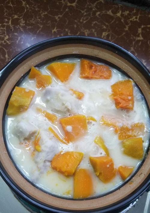 椰汁南瓜芋头煲的做法（清新爽口，营养丰富的家常菜）-第1张图片-美味行家