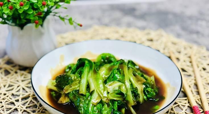教你轻松做出美味的蒜蓉白灼生菜（以生菜为主角，一道简单的美食）-第1张图片-美味行家