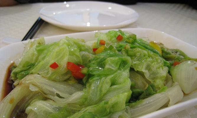 教你轻松做出美味的蒜蓉白灼生菜（以生菜为主角，一道简单的美食）-第2张图片-美味行家