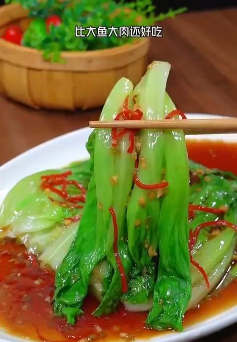 教你轻松做出美味的蒜蓉白灼生菜（以生菜为主角，一道简单的美食）-第3张图片-美味行家