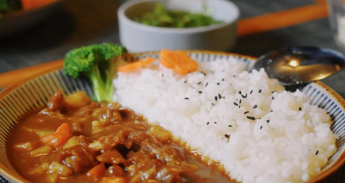 颜值爆表必备减肥餐——咖喱牛肉杂粮饭（健康美食让你瘦身不受罪，丰富口感味觉享受）-第1张图片-美味行家