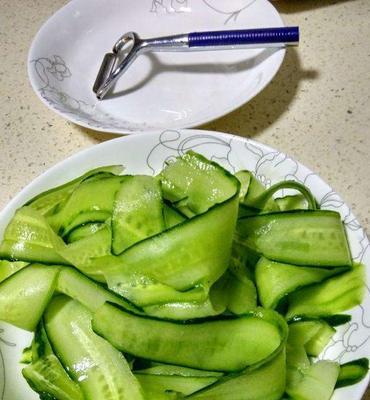盐水青瓜的做法（清爽解暑的夏日佳品）-第1张图片-美味行家