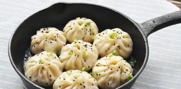 手把手教你做美味生煎包（从选材到烹饪，一步不误，让你在家也能吃到正宗的上海生煎包！）-第1张图片-美味行家