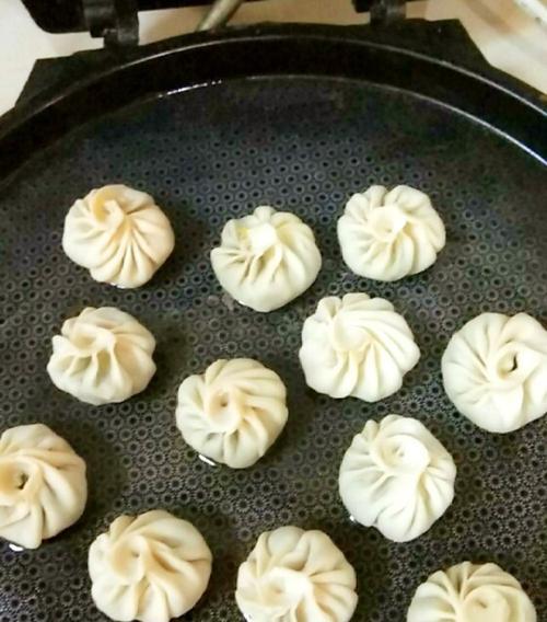 手把手教你做美味生煎包（从选材到烹饪，一步不误，让你在家也能吃到正宗的上海生煎包！）-第2张图片-美味行家