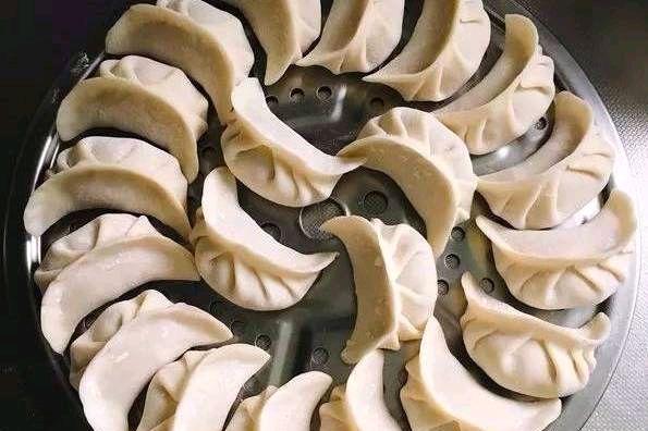 水饺制作的技巧与方法（一份详细的水饺制作教程，让您的厨艺更上一层楼！）-第3张图片-美味行家