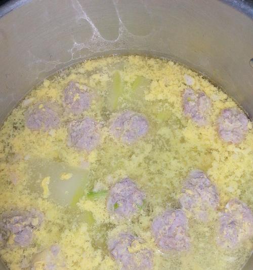 美味家常肉丸汤（用简单的做法，煮出入口即化的肉丸汤）-第2张图片-美味行家