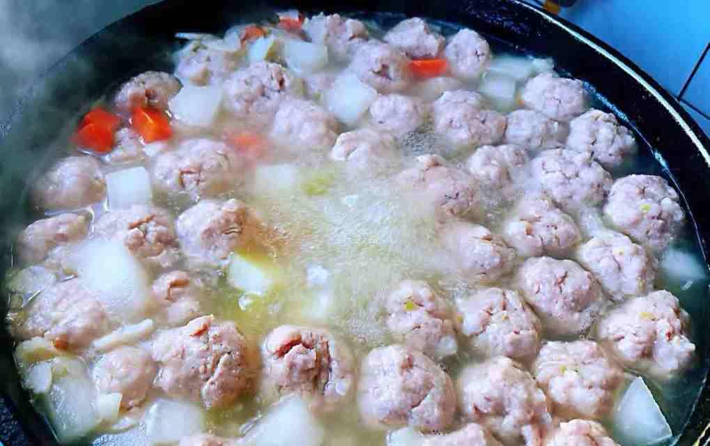 美味家常肉丸汤（用简单的做法，煮出入口即化的肉丸汤）-第1张图片-美味行家