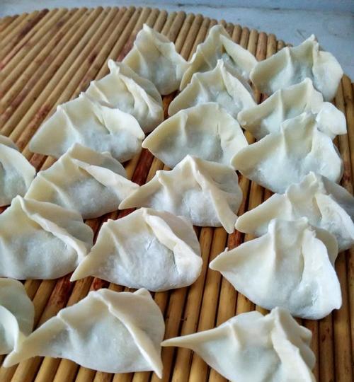 美味可口的玉米芹菜水饺（做法详细，简单易学，口感极佳）-第1张图片-美味行家