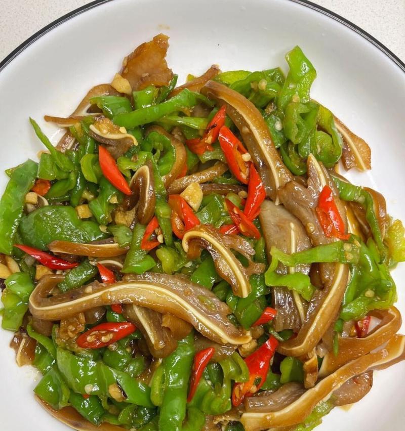 青红辣椒鲜姜大蒜拌薄荷，热情夏日的清爽滋味（家常美食，健康又美味；凉拌特调，夏日的必备佳品）-第3张图片-美味行家