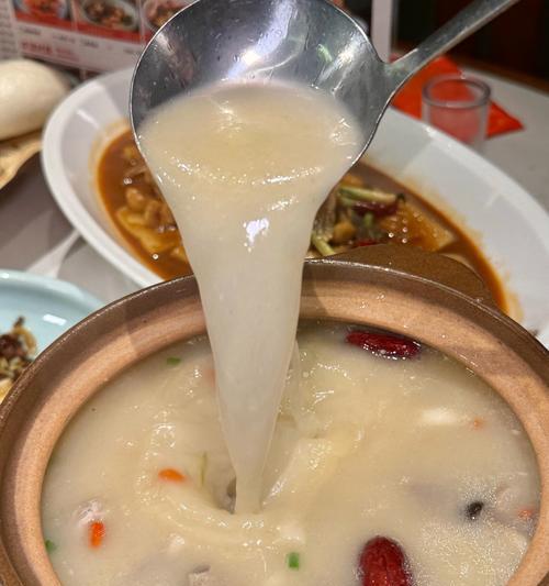 桃胶红烧肉，享双重肉感的低热量做法（尝鲜低卡做法，吃出不一样的双重肉感）-第2张图片-美味行家