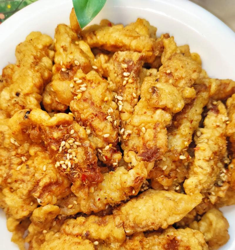 油炸小酥肉制作技巧（掌握这些技巧，让你做出口感酥脆、口味美妙的油炸小酥肉）-第2张图片-美味行家