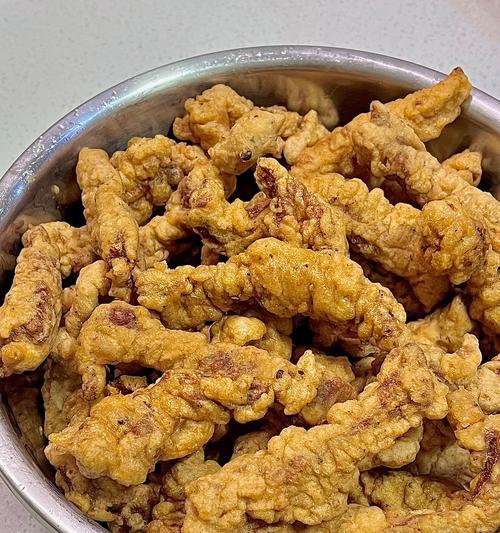 油炸小酥肉制作技巧（掌握这些技巧，让你做出口感酥脆、口味美妙的油炸小酥肉）-第1张图片-美味行家