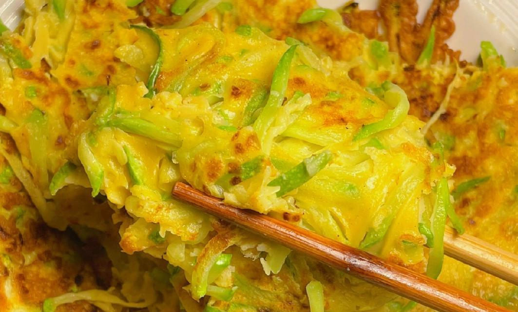 美味可口的以西葫芦胡萝卜丝鸡蛋饼（轻松学做，让你体验不一样的美食体验）-第3张图片-美味行家