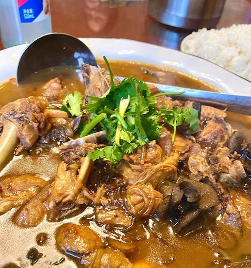 五花肉烧鸡翅根（香味浓郁，口感鲜美的家常菜）-第1张图片-美味行家