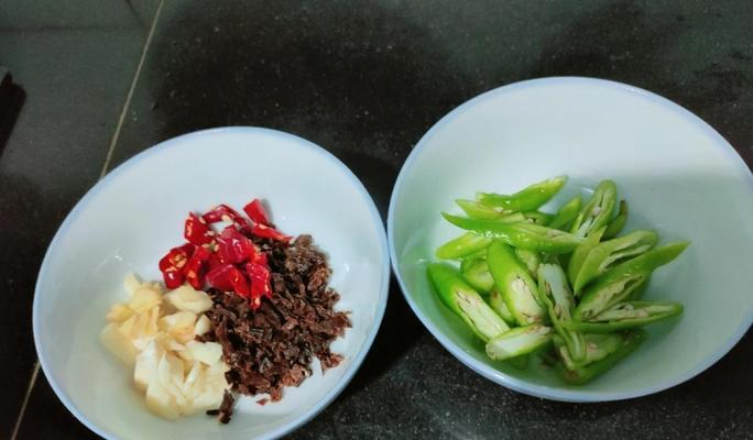 美味肉末芽菜四季豆的做法（清爽口感，营养又健康，轻松做出餐桌上的好滋味）-第2张图片-美味行家