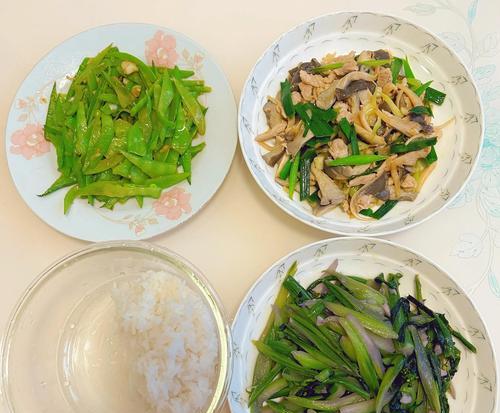 秀珍菇小炒的做法（味美简单易学，轻松搞定一道下饭佳肴）-第2张图片-美味行家