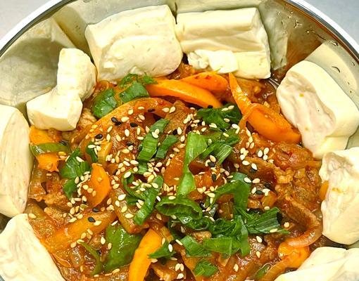 彩椒炒嫩豆腐（家常菜谱）-第3张图片-美味行家