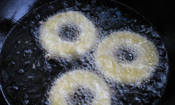 香炸苹果圈的做法（用苹果和香料制作的美味饼干）-第3张图片-美味行家