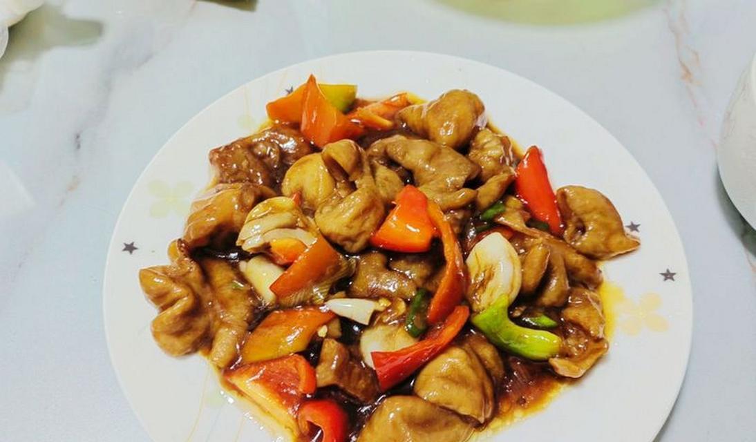 双椒爆炒肥肠的做法（热辣鲜香的川菜美食）-第1张图片-美味行家