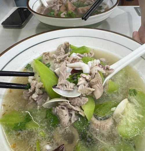 丝瓜烧鱿鱼，营养又美味（用丝瓜打造特色佳肴，让你回味无穷）-第2张图片-美味行家