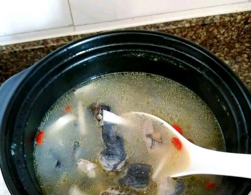椰子煲乌鷄，美味佳肴（用椰汁和香料煮出的嫩滑乌鷄肉，口感香浓，营养丰富）-第3张图片-美味行家